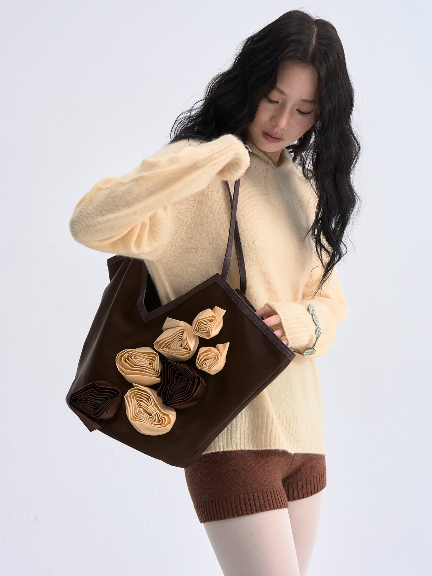 Blossom Brown V tote bag
