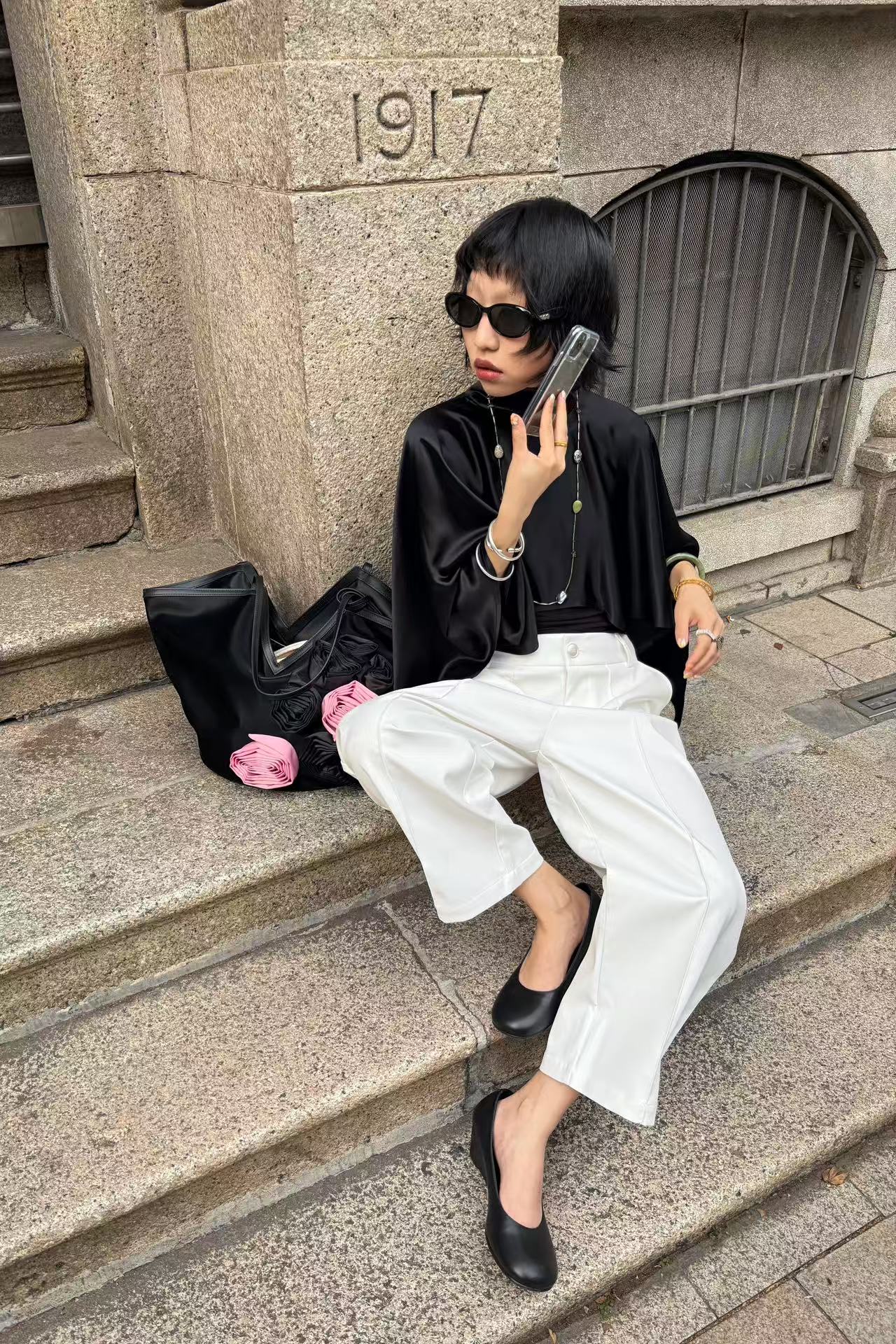 Blossom Black V tote bag