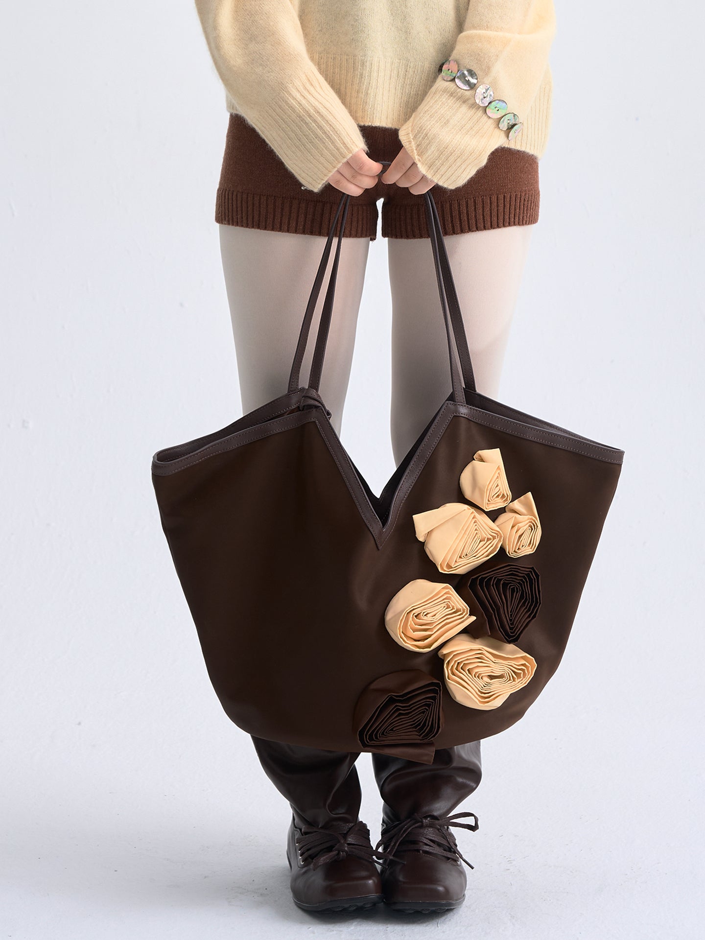 Blossom Brown V tote bag