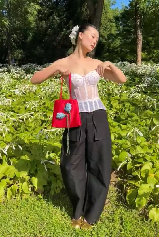 Sac en satin rose rétro